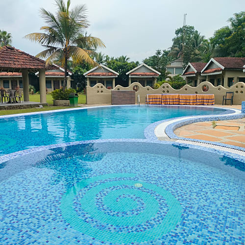 Swimming Pool & Pool Side Cottages