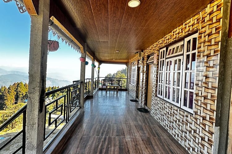 Beatiful Homestay Book A beautiful Homestay with airy rooms, Chatakpur