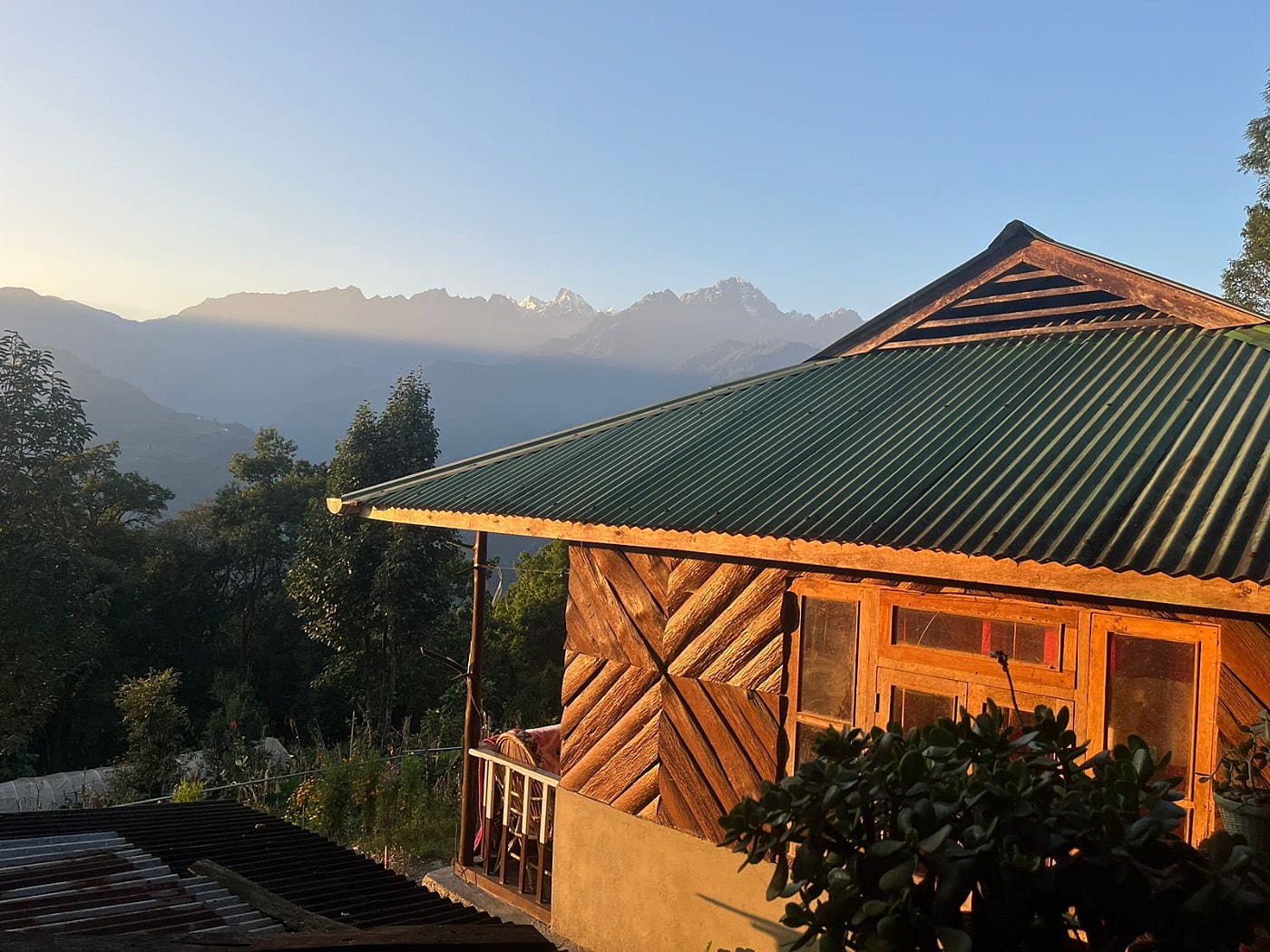 Beatiful Homestay Cozy Mountain Stay with Balcony Vistas